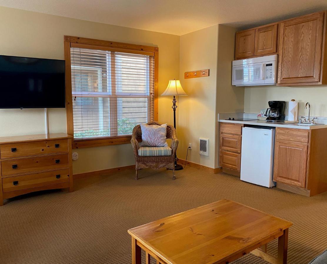 Queen Suite Sofabed 1st Floor Pets Allowed,1229554241:JPEG